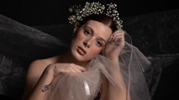 Imagem de Mia Moura, “Ausente”