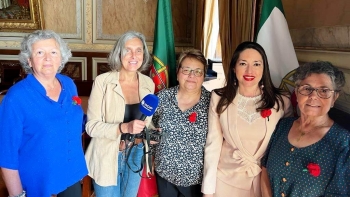 Imagem de 50 anos do Partido Socialista e Cravos da Associação Hirond’Ailes