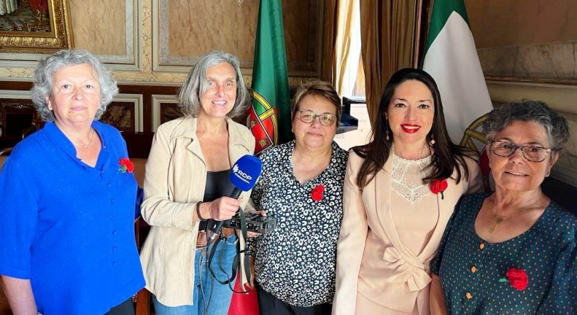 Imagem de 50 anos do Partido Socialista e Cravos da Associação Hirond’Ailes