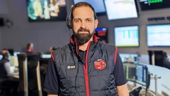 Imagem de Bruno Sousa a operar satélites em Darmstadt