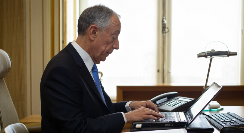 Imagem de Cartazes+Ramos+Professores+Trump+Ucrânia