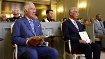 Imagem de Marcelo Rebelo de Sousa condecorou o rei Carlos III