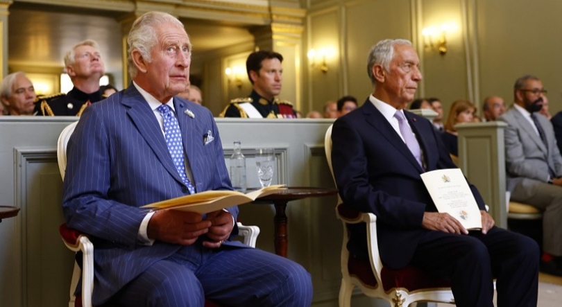 Imagem de Marcelo Rebelo de Sousa condecorou o rei Carlos III