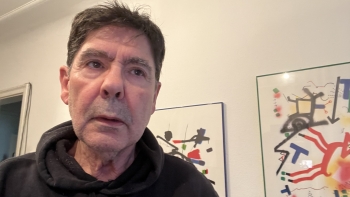 Imagem de António Teixeira, em casa em Basileia, na Suíça