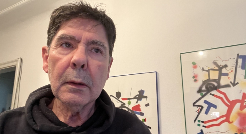 Imagem de António Teixeira, em casa em Basileia, na Suíça