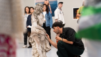 Imagem de Renato Cruz Santos, artista multidisciplinar