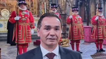 Imagem de Maciel Vinagre condecorado pela Rainha Isabel II