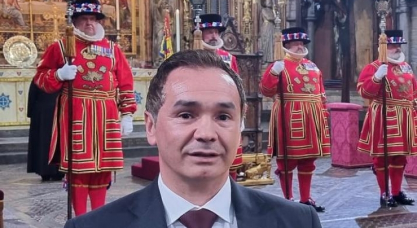 Imagem de Maciel Vinagre condecorado pela Rainha Isabel II