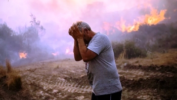 Imagem de Portugueses em ilhas gregas afetadas por incêndios florestais