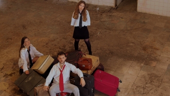 Imagem de Equinōcio & Inês Apenas, “Bem Educada”