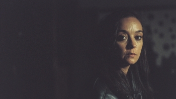 Imagem de Mila Dores, “Deixa Arder”