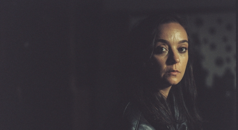 Imagem de Mila Dores, “Deixa Arder”