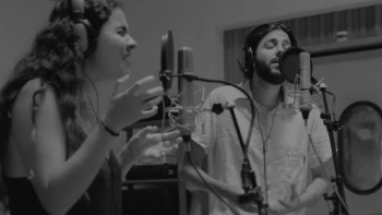 Imagem de Salvador Sobral feat. Silvana Estrada, “De La Mano de Tu Voz”