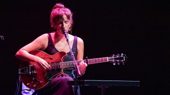 Imagem de A Garota Não, “422”