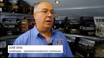 Imagem de Paixão por acordéons e scooters Vespa