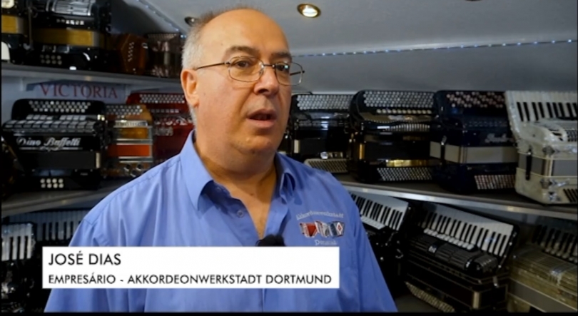 Imagem de Paixão por acordéons e scooters Vespa