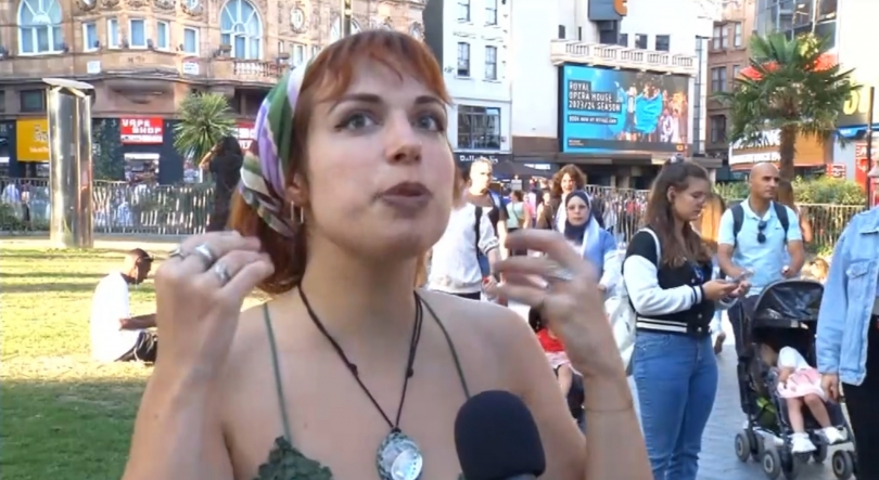 Imagem de Serena Kaos, cantora nas ruas de Londres