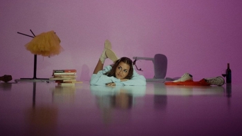 Imagem de Carolina de Deus, “Deixa-te Levar”