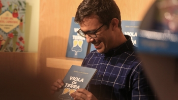 Imagem de Rafael Carvalho e a Viola da Terra no Dia de Folga