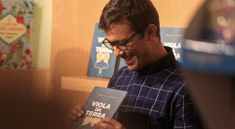 Imagem de Rafael Carvalho e a Viola da Terra no Dia de Folga