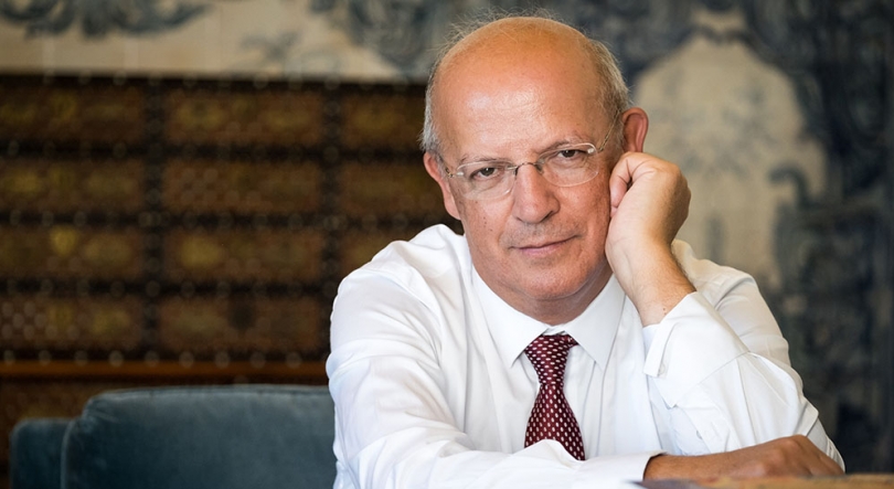 Imagem de Presidente do parlamento volta a candidatar-se pela emigração