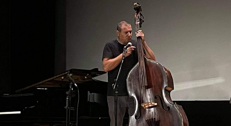 Imagem de Miguel Calhaz lançou “ContraCantos” com canções de Abril