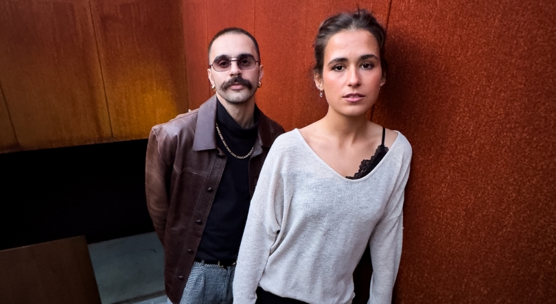 Imagem de Rodrigo Alarcon e Carolina de Deus, “Apesar de Querer (Acústica)”