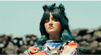 Imagem de Carolina Deslandes, “Como É Linda”