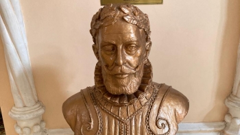 Imagem de Camões é cartão de visita em Centro Português em Santos