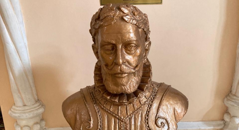 Imagem de Camões é cartão de visita em Centro Português em Santos