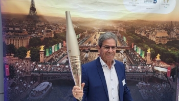 Imagem de Emigrante português transporta chama olímpica