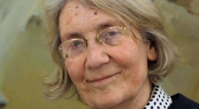 Imagem de Manuela Aguiar feliz com voto de saudação aprovado no parlamento