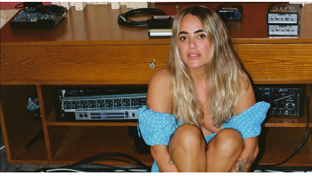 Imagem de Gisela João, “A Morte Saiu À Rua”