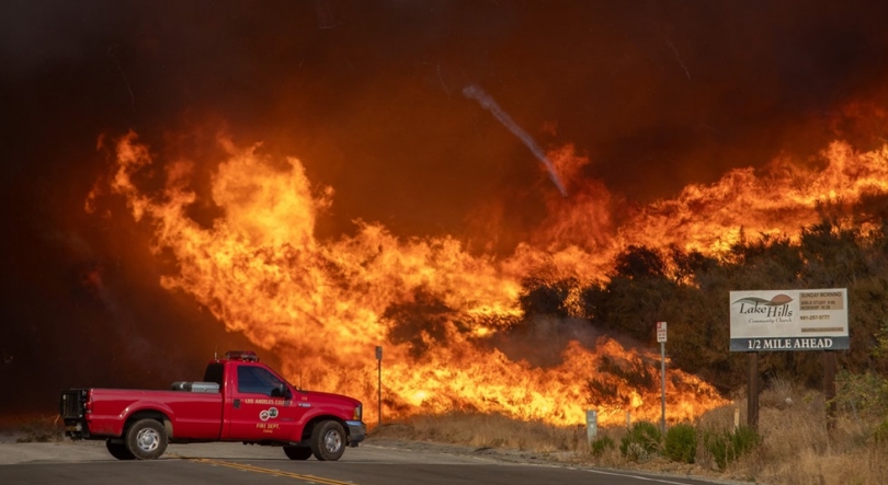 Imagem de Chamas voltam a deflagrar na Califórnia e obrigam à retirada de milhares
