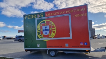 Imagem de Francesinhas e bifanas à venda no centro de Oslo