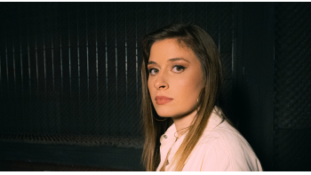 Imagem de Cátia Gonçalves, “Diz-me Se Ela É Mais”