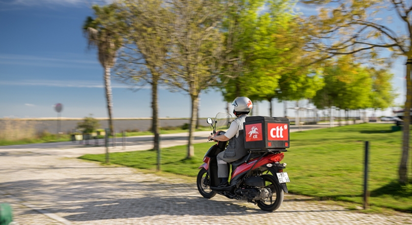 Imagem de Conselheiro das Comunidades na Namíbia assume papel de carteiro