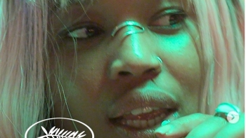 Imagem de Cleo Diára entrevistada no Holofote