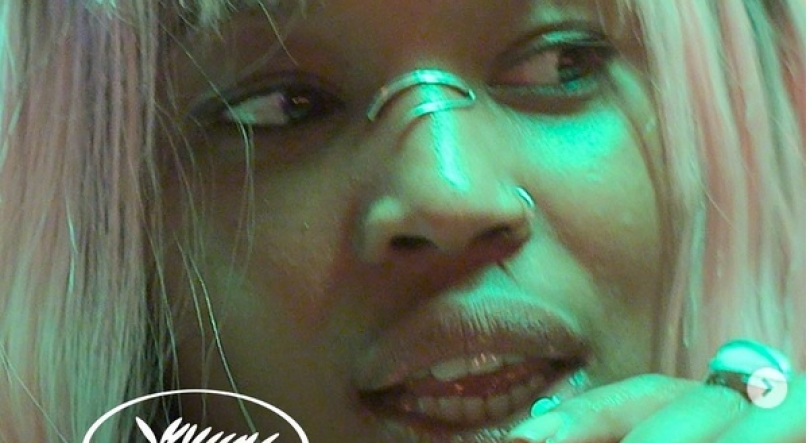 Imagem de Cleo Diára entrevistada no Holofote