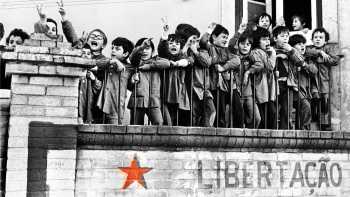 Imagem de Venham Mais Cinco: O Olhar Estrangeiro sobre a Revolução Portuguesa