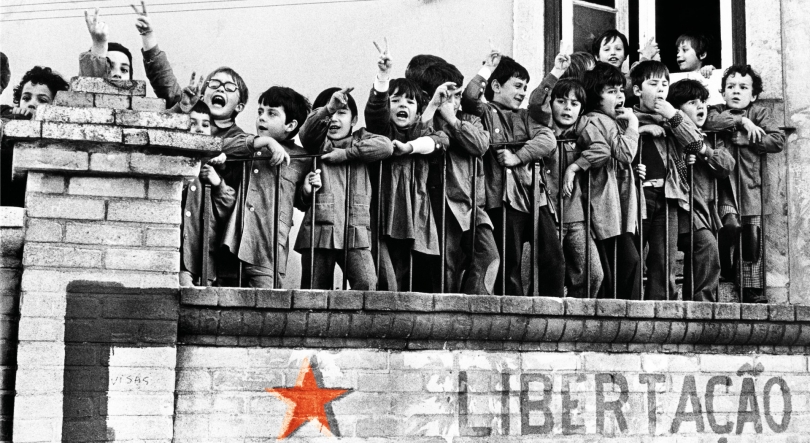 Imagem de Venham Mais Cinco: O Olhar Estrangeiro sobre a Revolução Portuguesa