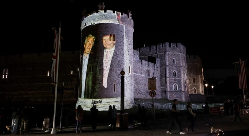 Imagem de Quatro detidos depois de imagens de Trump e Epstein projetadas no castelo de Windsor
