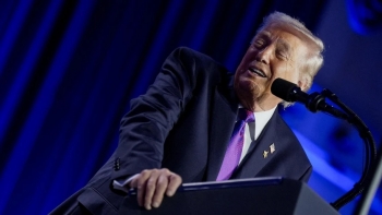 Imagem de Obamas retratados como macacos. Trump remove vídeo racista após críticas