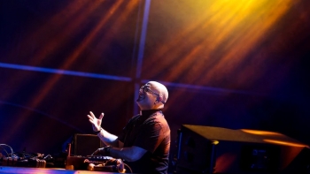 Imagem de Padre de dia, DJ à noite