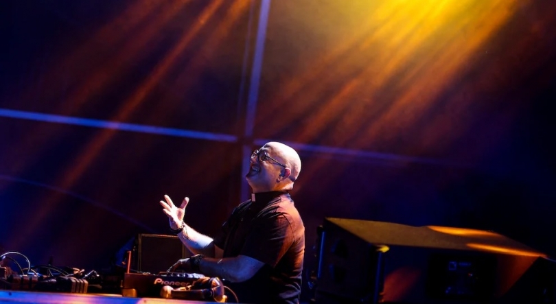 Imagem de Padre de dia, DJ à noite