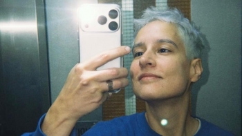 Imagem de Isaura, “Come A Little Closer”