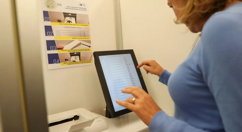 Governo não se compromete com teste ao voto digital em 2027