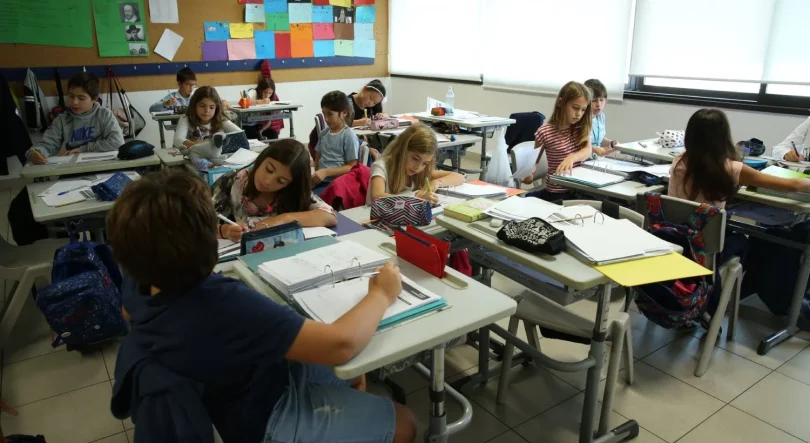 Aumentos salariais negociados para professores no estrangeiro