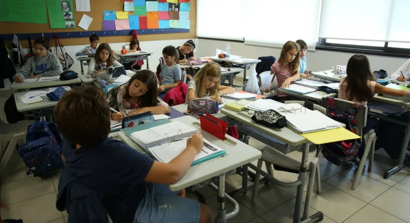 Aumentos salariais negociados para professores no estrangeiro