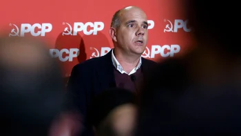 PCP acusa Governo de não investir nos serviços consulares de Portugal